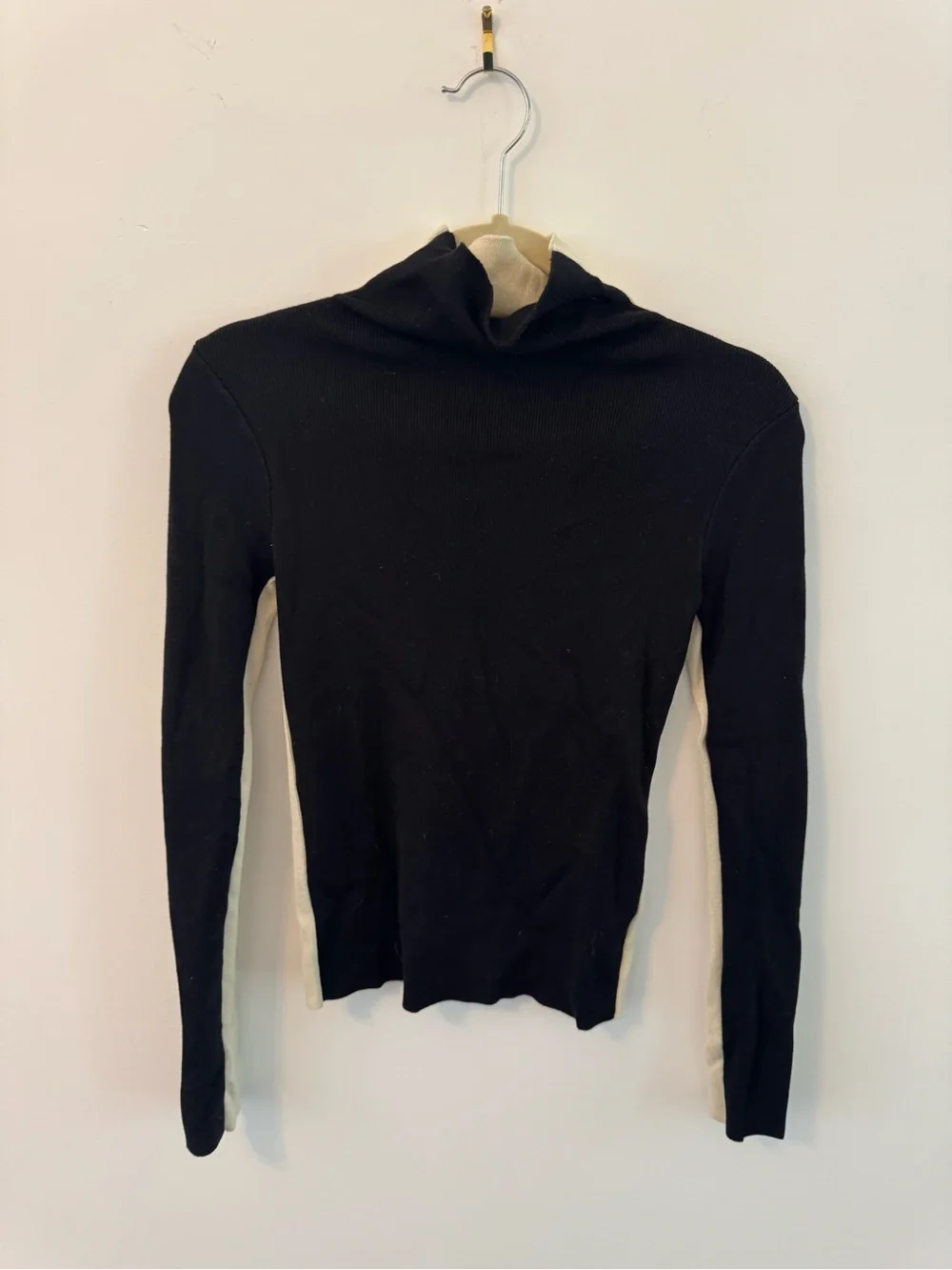 Size M Women's Two-Tone Mock Neck Sweater in Cream and Black